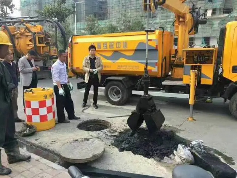 孝感街道：网格员化身“清道夫”，为民解忧疏通“堵心”化粪池