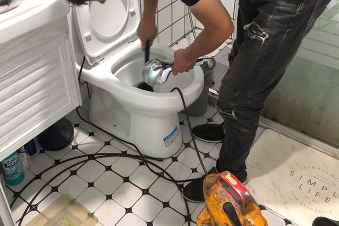 孝感马桶堵塞自己疏通还是找师傅？专业上门服务让你省时更省心